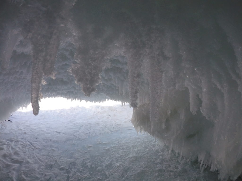 Ледяной грот со сталактитами.